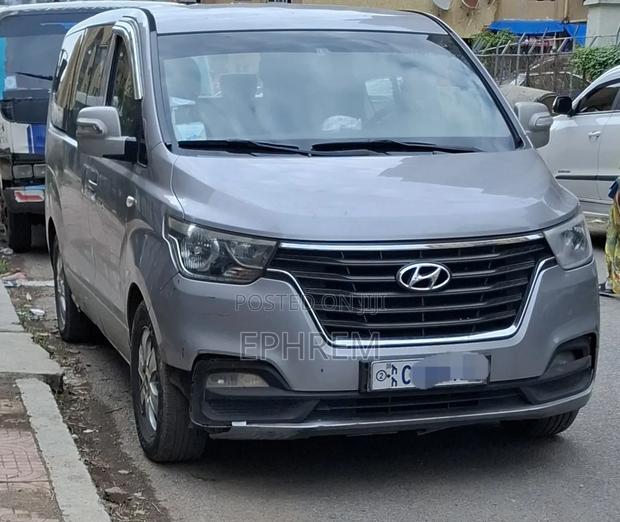 Hyundai Staria 2022 Silver
