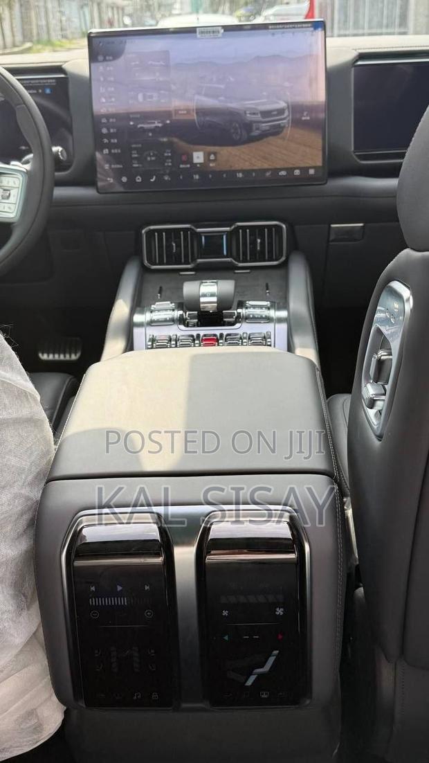 New BYD Leopard 8 2.0 Hybrid AWD 2025 Silver