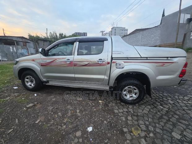 Toyota Hilux 2012 Silver