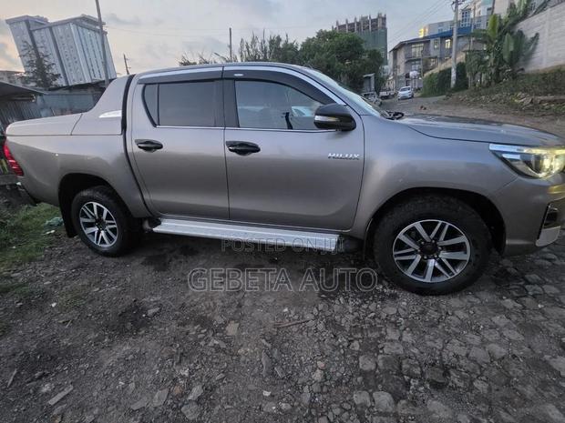 Toyota Hilux 2020 Gold