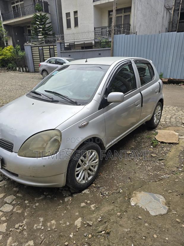 Toyota Vitz 2001 Silver