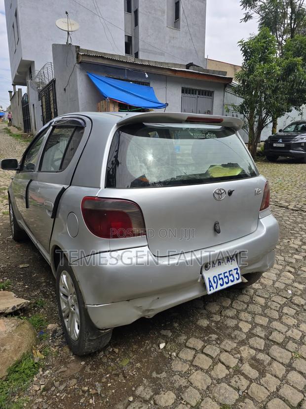 Toyota Vitz 2001 Silver