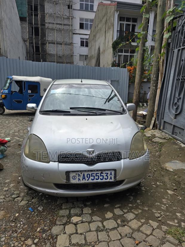 Toyota Vitz 2001 Silver