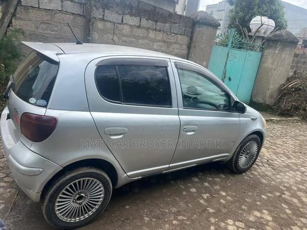 Toyota Vitz 2004 Silver