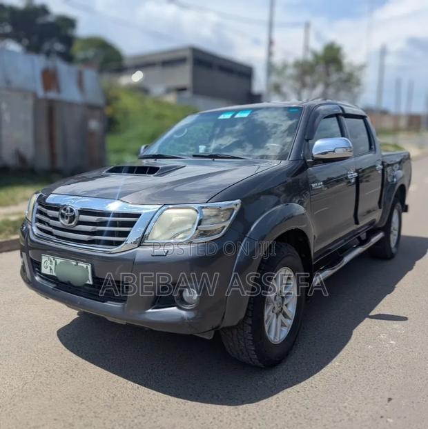 Toyota Hilux 2015 Gray