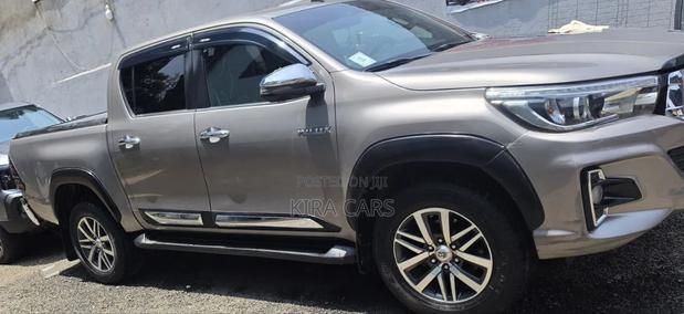 Toyota Hilux 2020 Gray