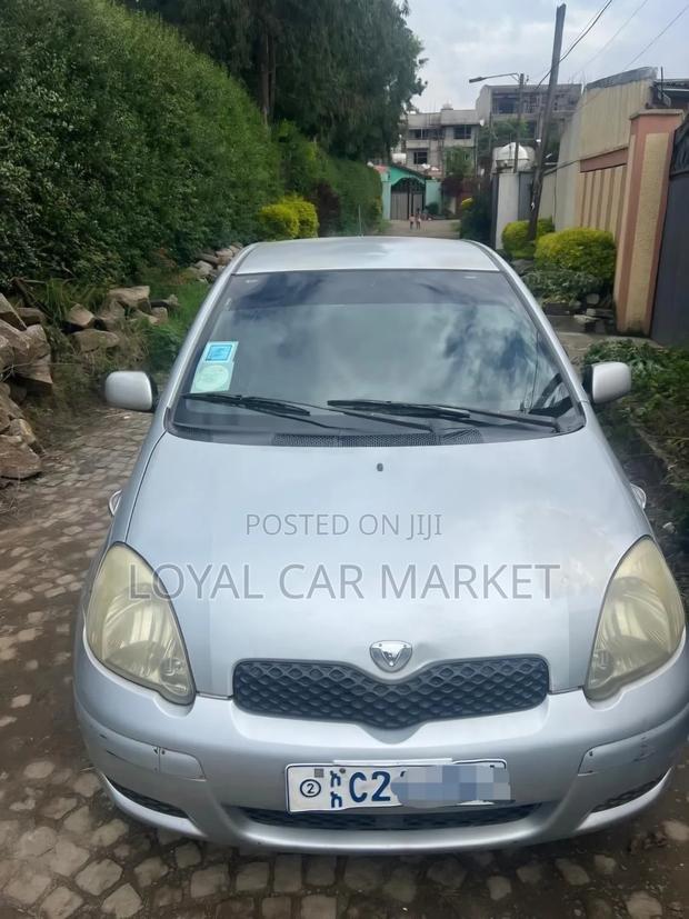 Toyota Vitz 2004 Silver