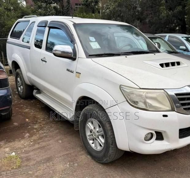 Toyota Hilux 2013 White