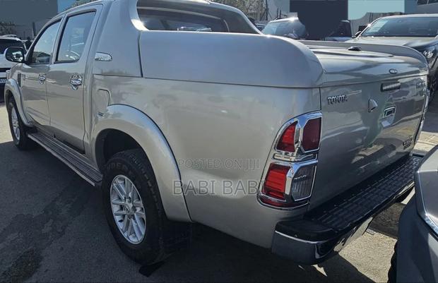 Toyota Hilux 2014 Gold