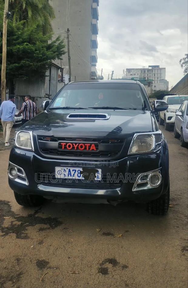 Toyota Hilux 2014 Gray