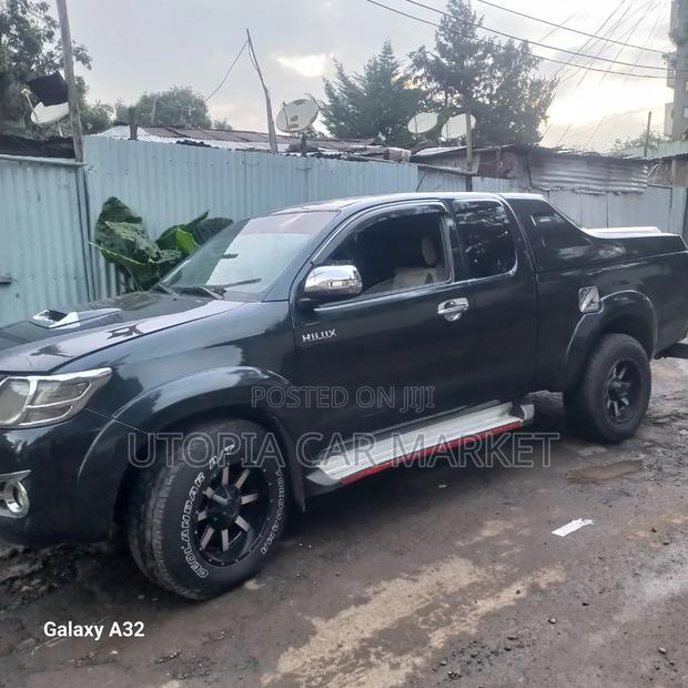 Toyota Hilux 2014 Gray