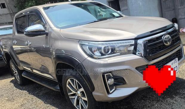 Toyota Hilux Revo Double Cab Deisel 2.8 AWD 2020 Gold