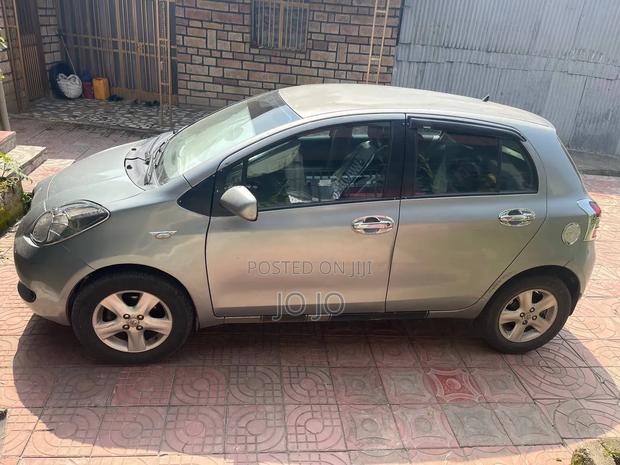 Toyota Yaris 1.3 2006 Maroon