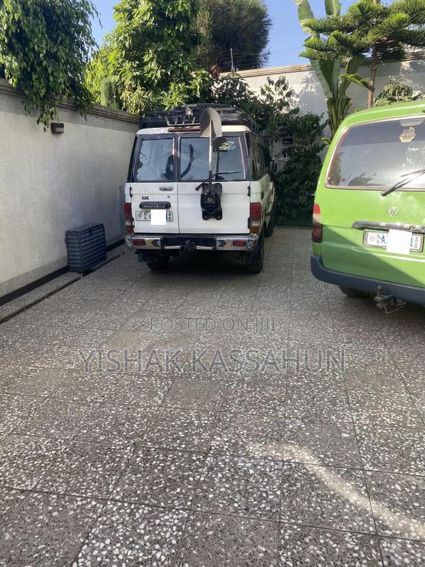Toyota Land Cruiser 2010 White
