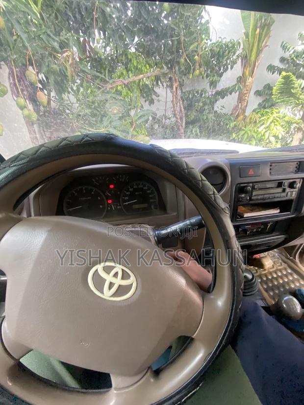 Toyota Land Cruiser 2010 White