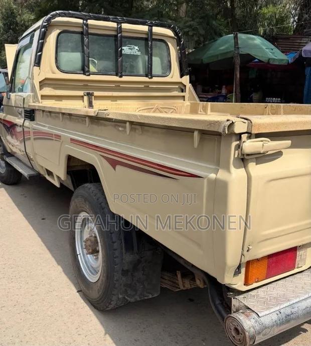 Toyota Land Cruiser 2005 Gold
