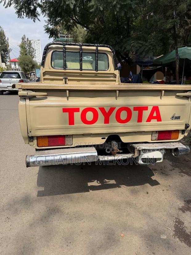 Toyota Land Cruiser 2005 Gold