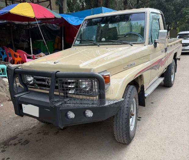 Toyota Land Cruiser 2005 Gold