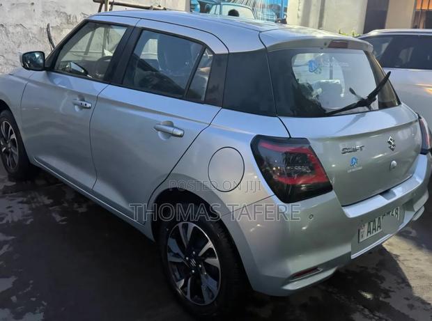 Suzuki Swift 2025 Silver