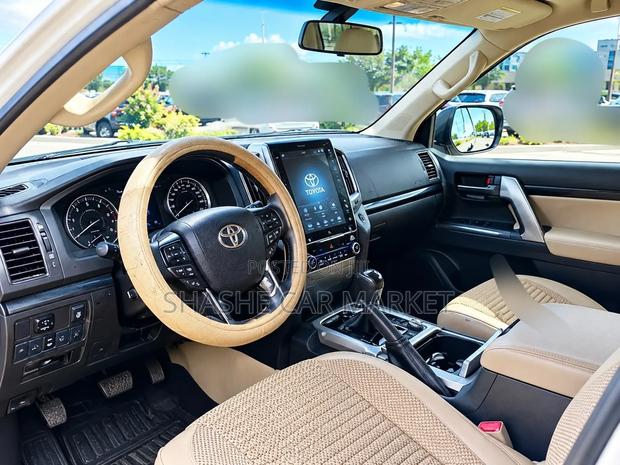 Toyota Land Cruiser 2012 White