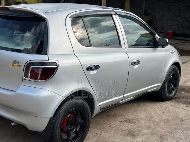 Toyota Vitz 2001 Silver
