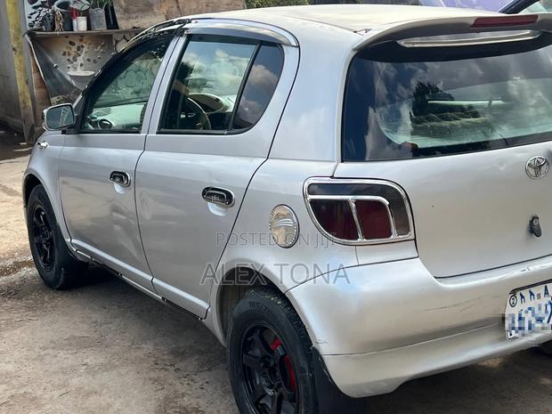 Toyota Vitz 2001 Silver