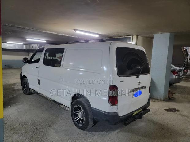 Car 2011 White