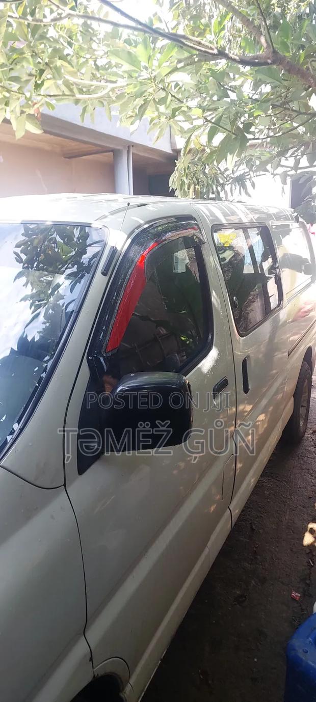 Toyota Grand HiAce 2000 White