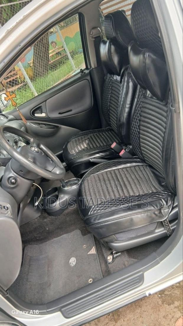 Toyota Vitz 2004 Silver