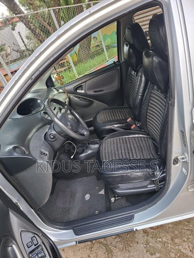 Toyota Vitz 2004 Silver