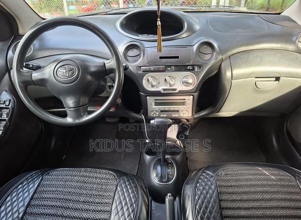 Toyota Vitz 2004 Silver