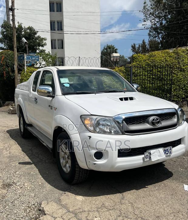 Toyota Hilux 2010 White