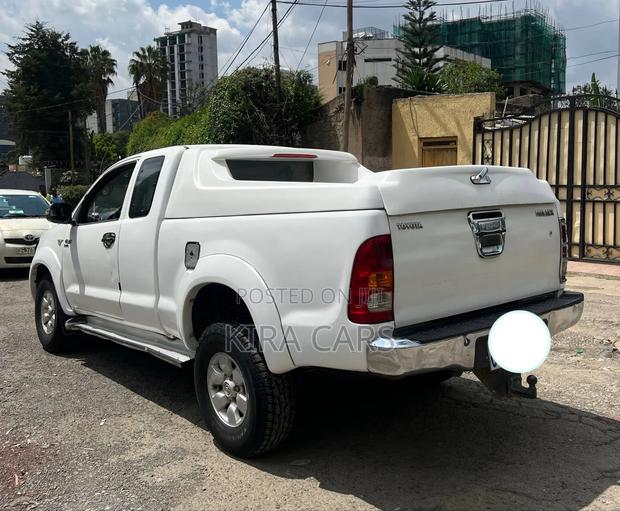 Toyota Hilux 2010 White