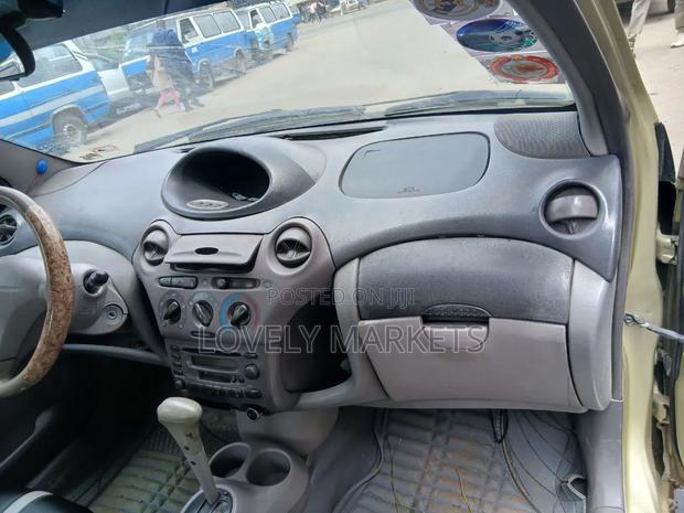 Toyota Platz 2001