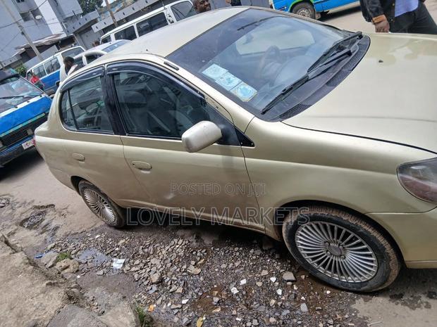 Toyota Platz 2001