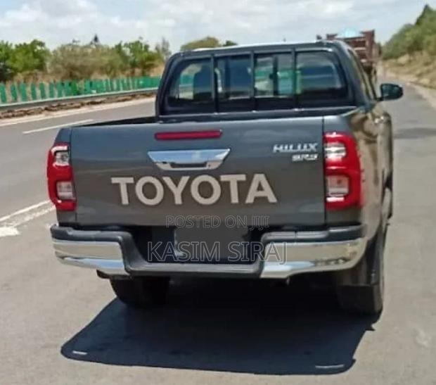 Toyota Hilux 2023 Gray
