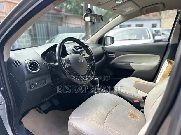 Mitsubishi Attrage 2022 Silver