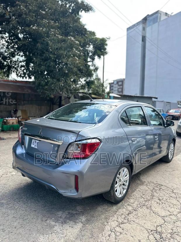 Mitsubishi Attrage 2022 Silver