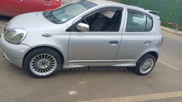 Toyota Vitz 2001 Silver