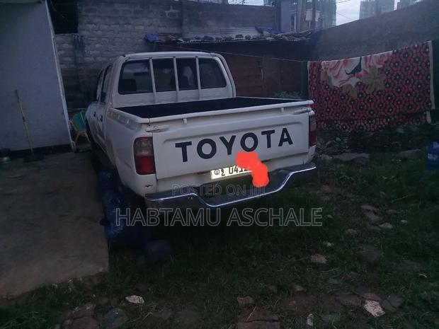 Toyota Hilux 2001 White