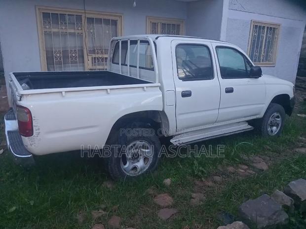 Toyota Hilux 2001 White