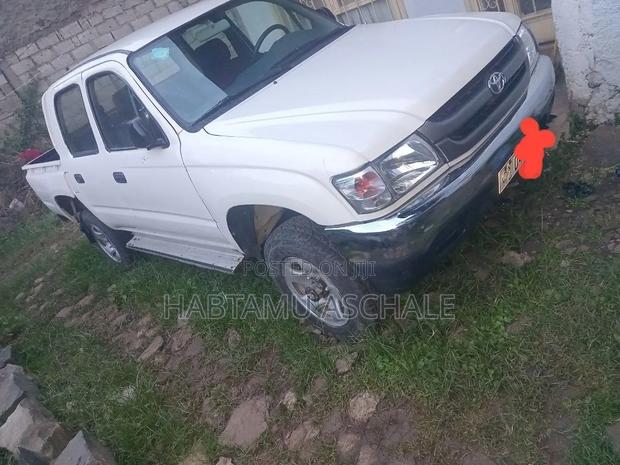 Toyota Hilux 2001 White