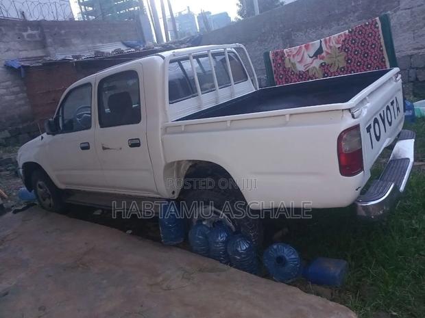 Toyota Hilux 2001 White