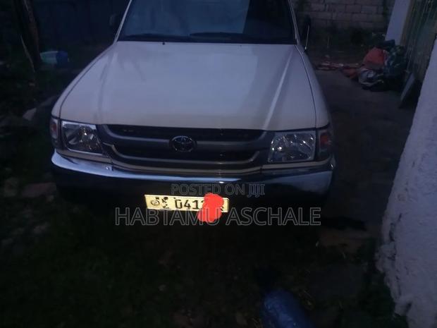 Toyota Hilux 2001 White