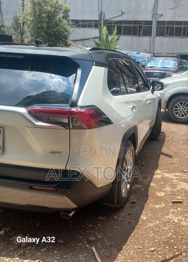 Toyota RAV4 2020 White
