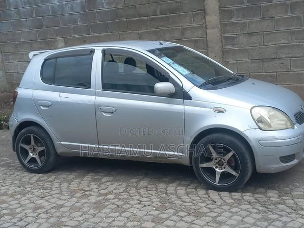 Toyota Vitz 2002 Silver
