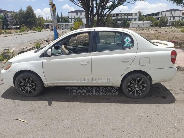 Toyota Platz 2001 White