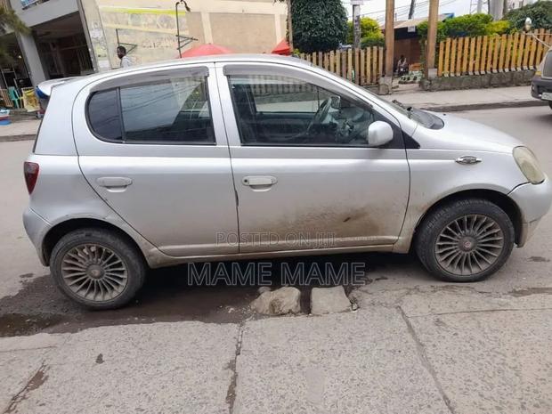 Toyota Vitz 1999 Silver