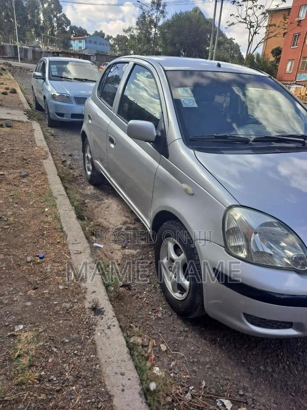 Toyota Vitz 2004 Silver