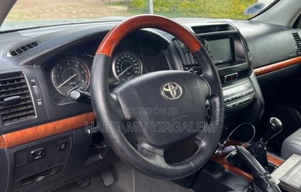 Toyota Land Cruiser 2010 Silver